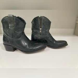Distressed black leather Frye shorty cowboy boots with zipper size 7.5